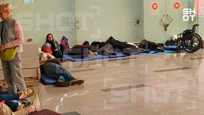 Пассажиры спят на ковриках во Внуково из-за закрытого неба над Москвой. Фото © SHOT