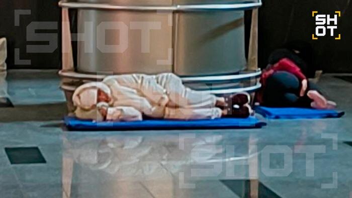 Пассажиры спят на ковриках во Внуково из-за закрытого неба над Москвой. Фото © SHOT