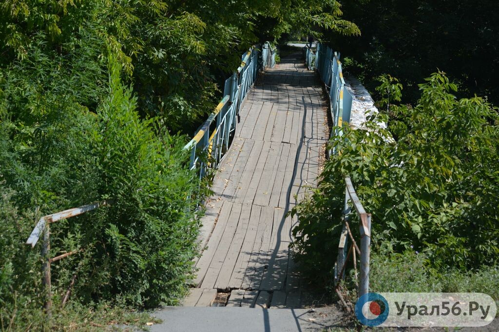    Нет хозяина – нет ремонта: Пешеходный мост через Елшанку в Орске около 6 школы оказался бесхозным
