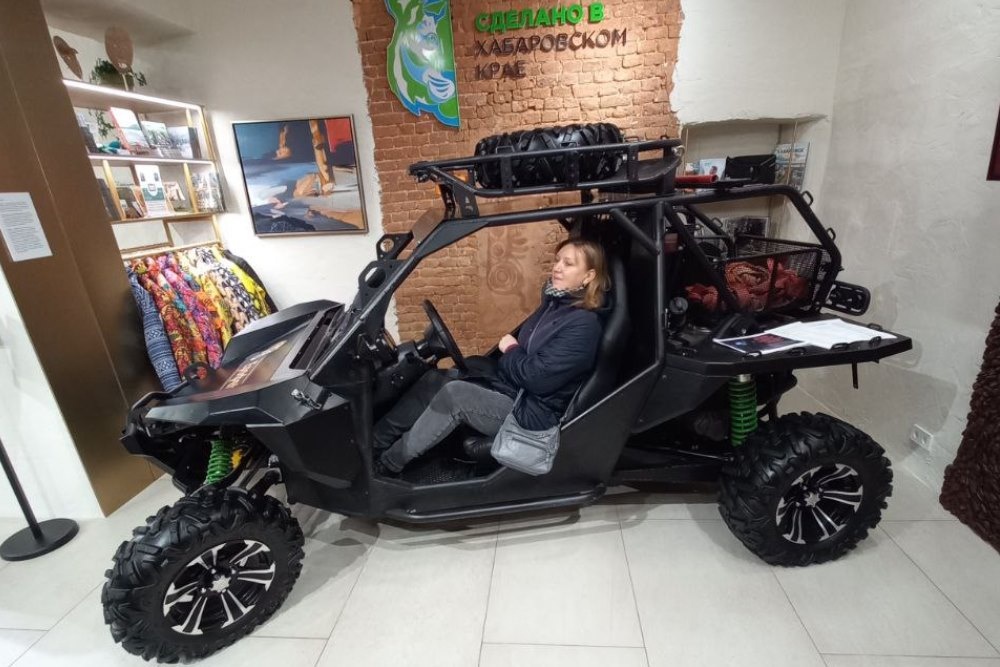    Где еще посидеть в хабаровском багги, как не в магазине в центре Москвы? / Андрей Федотов