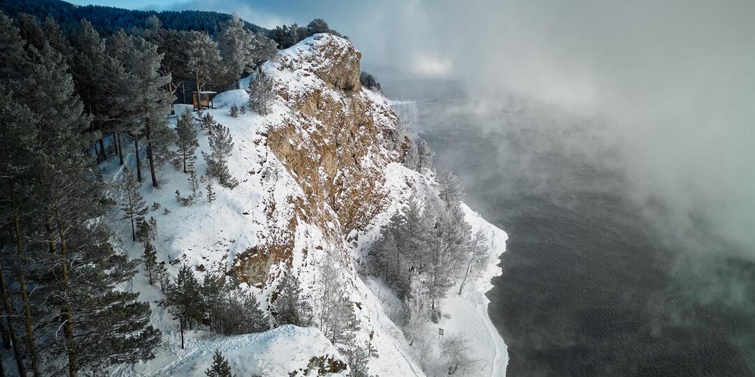 Скала Караульный Бык на левом берегу Енисея за Удачным
