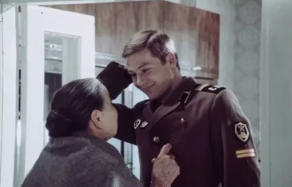 Внук из армии вернулся, кадр из фильма "Деревья на асфальте" (1984)