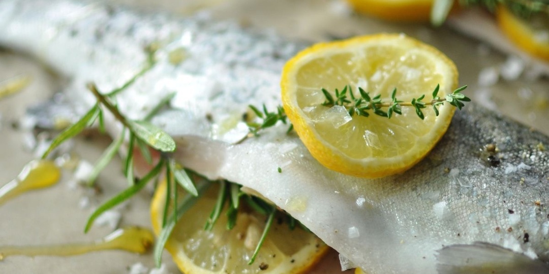 Зачем рыбу поливают лимоном