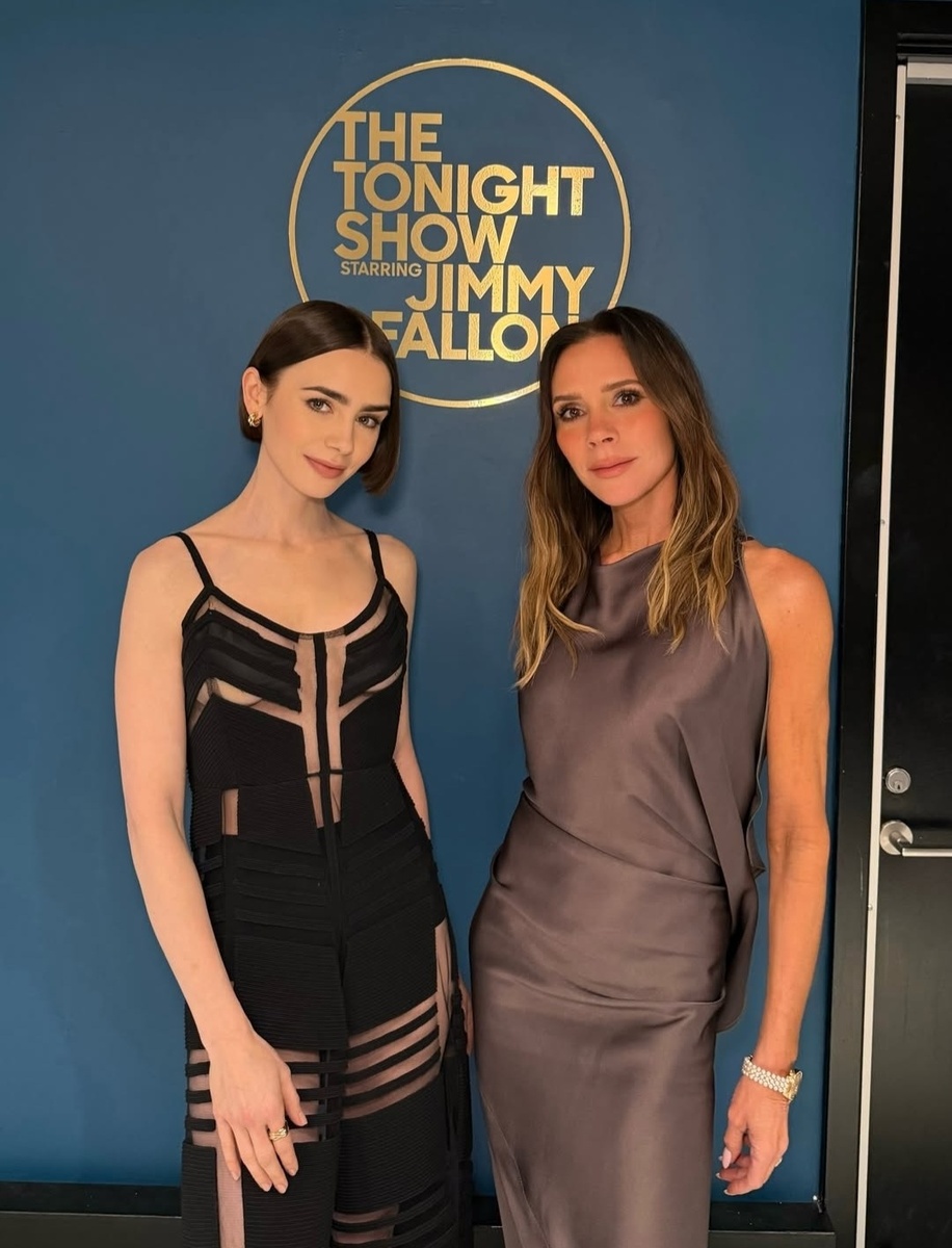 Лили Коллинз и Виктория Бекхэм на шоу  "The Tonight Show Jimmy Fallon". Материал:  "The Tonight Show Jimmy Fallon".