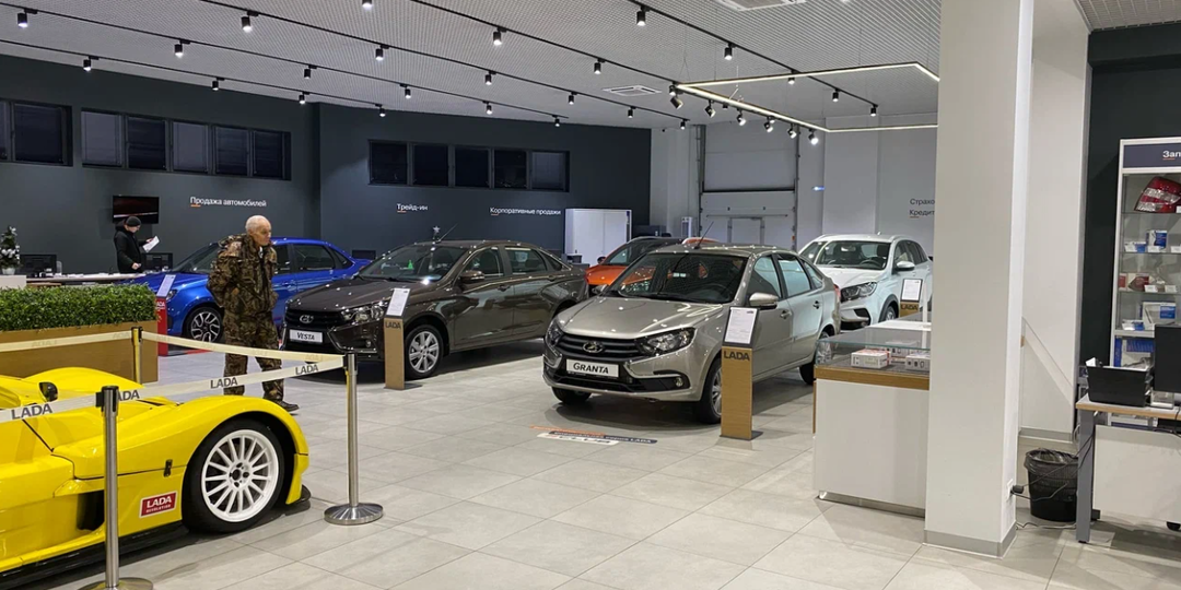 Китайцы смеются в стороне - в салонах Лада тишина: люди обходят стороной необоснованно дорогие машины. Менеджер Лада подробно рассказал