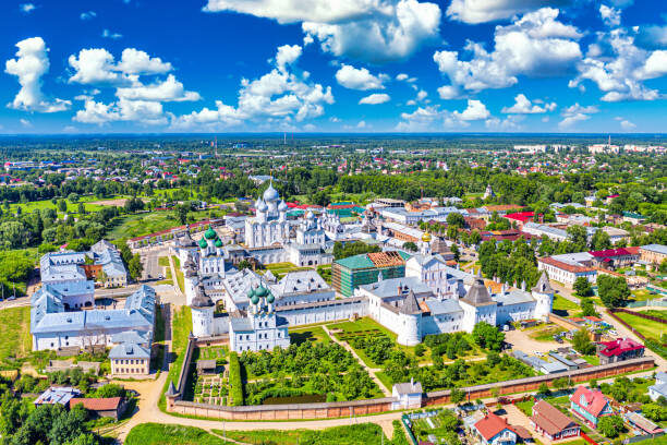 Перед вами вид сверху на Ростовский кремль, который, среди прочего, вы могли видеть даже в нашем кинематографе! Фото из библиотеки iStock.