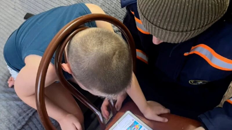     Юный сибиряк во время игр застрял головой в стуле. Телеграм-канал Спасатели МАСС