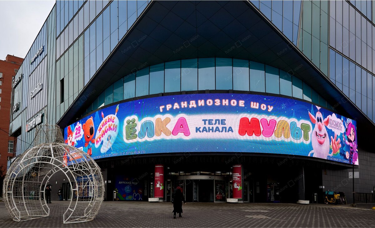 Внушительный размер экрана 42.5 х 5 м и повышенная яркость 8000 Кд