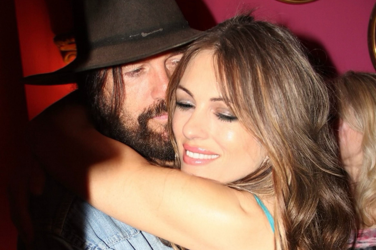     Элизабет Херли в прозрачном пеньюаре снялась в объятиях отца Майли Сайрус