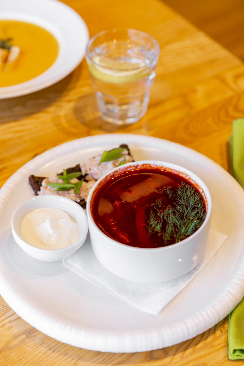 Карбонара и цезарь? Нет уж! Подавайте нам борща со сметанкой, салом и хлебом!