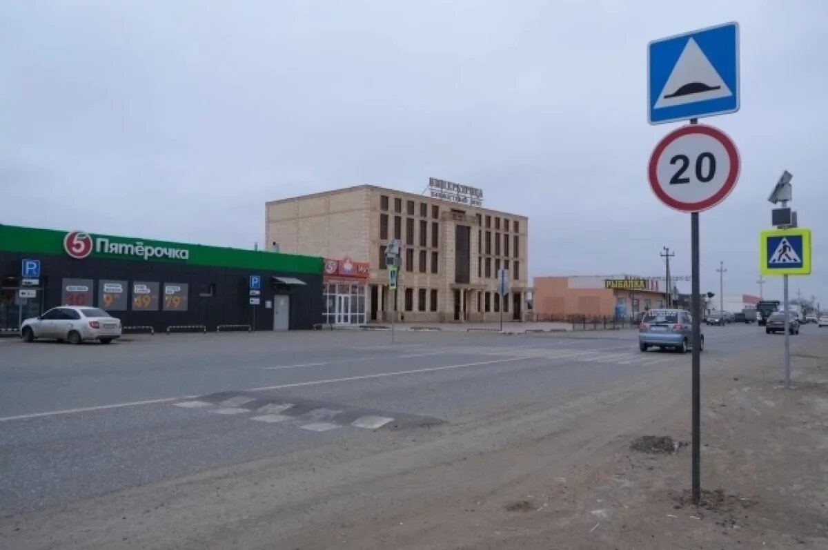    В Астрахани на улице 1-ой Виноградной строят новую линию освещения