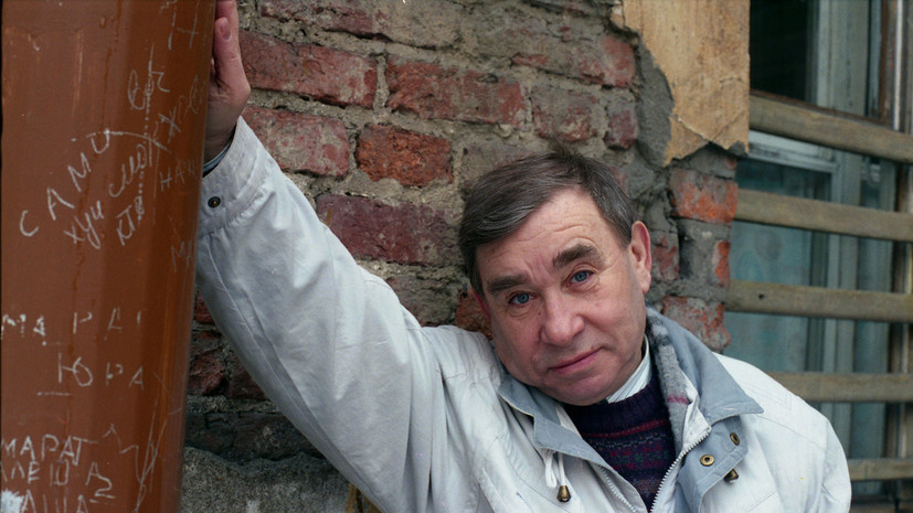     Михаил Светин (при рождении — Гольцман) родился 11 декабря 1930 года в Киеве. В одном из интервью актёр утверждал, что на самом деле он появился на свет в 1929 году, а дата в паспорте была указана ошибочно Legion-Media