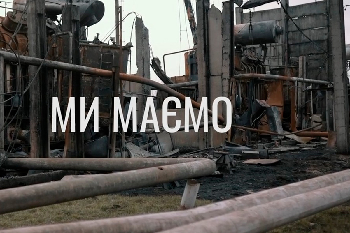   Разрушенная прямым попаданием (10.10.2022) автотрансформаторная группа 400/330 кВ (единственная на Украине) на Бурштынской ТЭС  
Кадр из видео ДТЭК