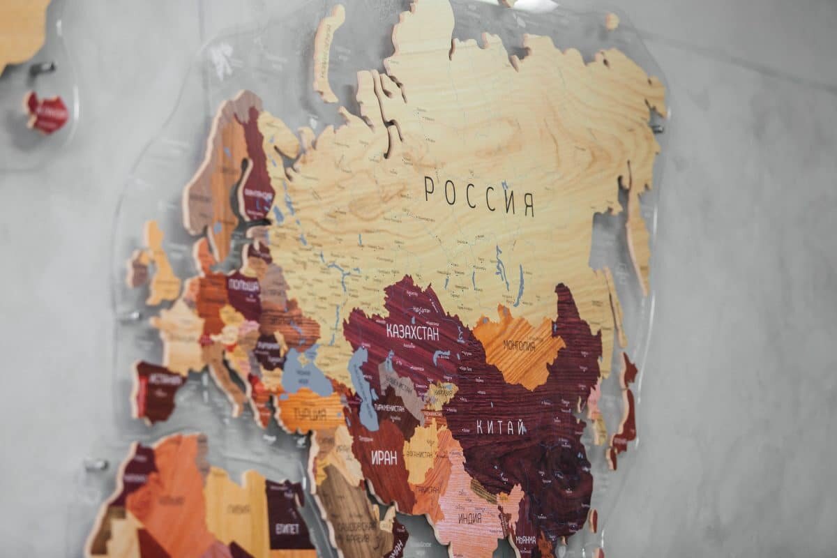    Карта Евразии на стене / © Пресс-служба ТПУ