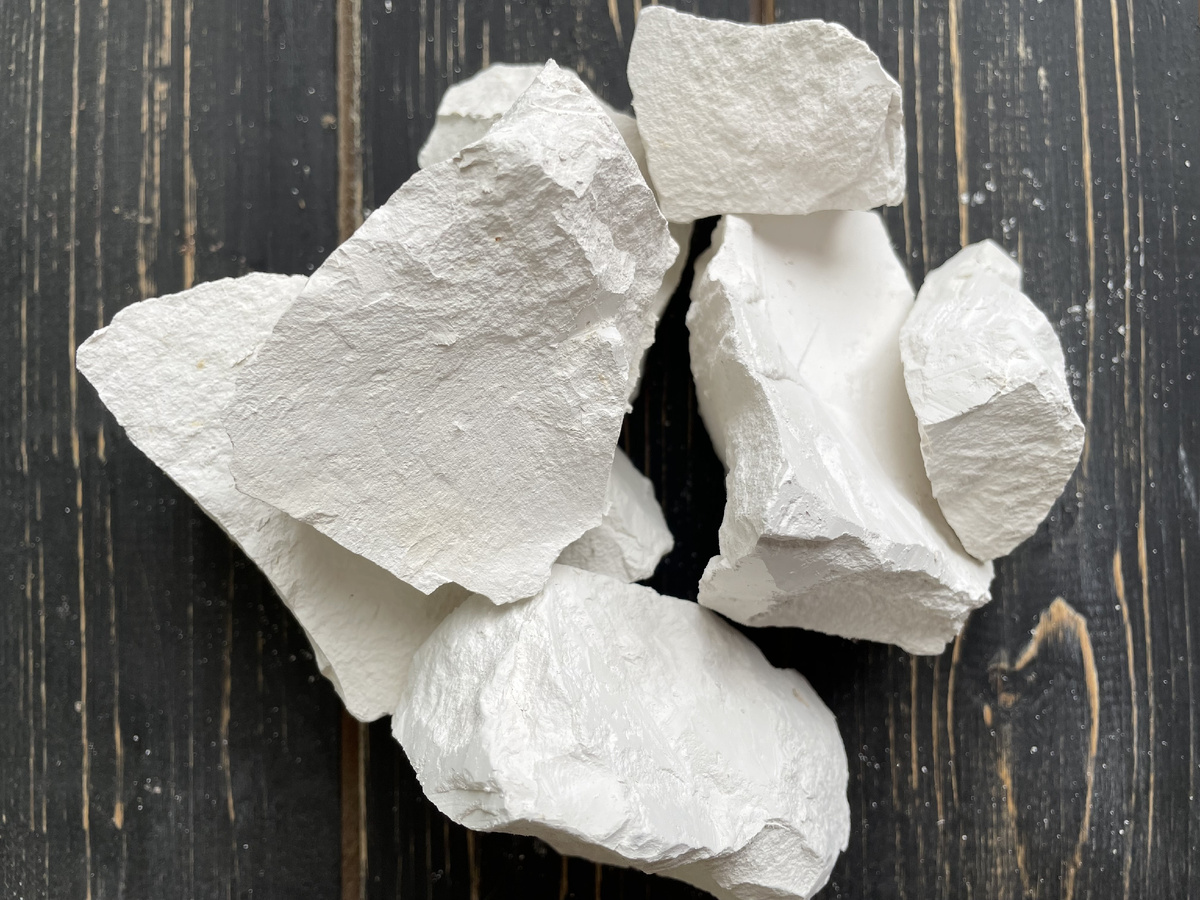 Кусковой мел.Мел - это доступный и экологичный продукт обладает удивительным спектром применений в повседневной жизни, особенно в саду и огороде.