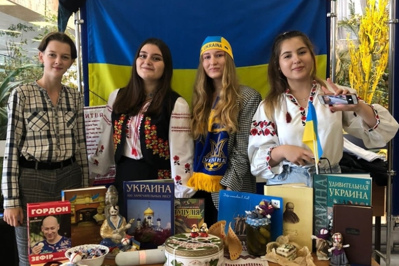 Стенд студентов РУДН с флагом и Д. Гордоном... Возбудили дело.