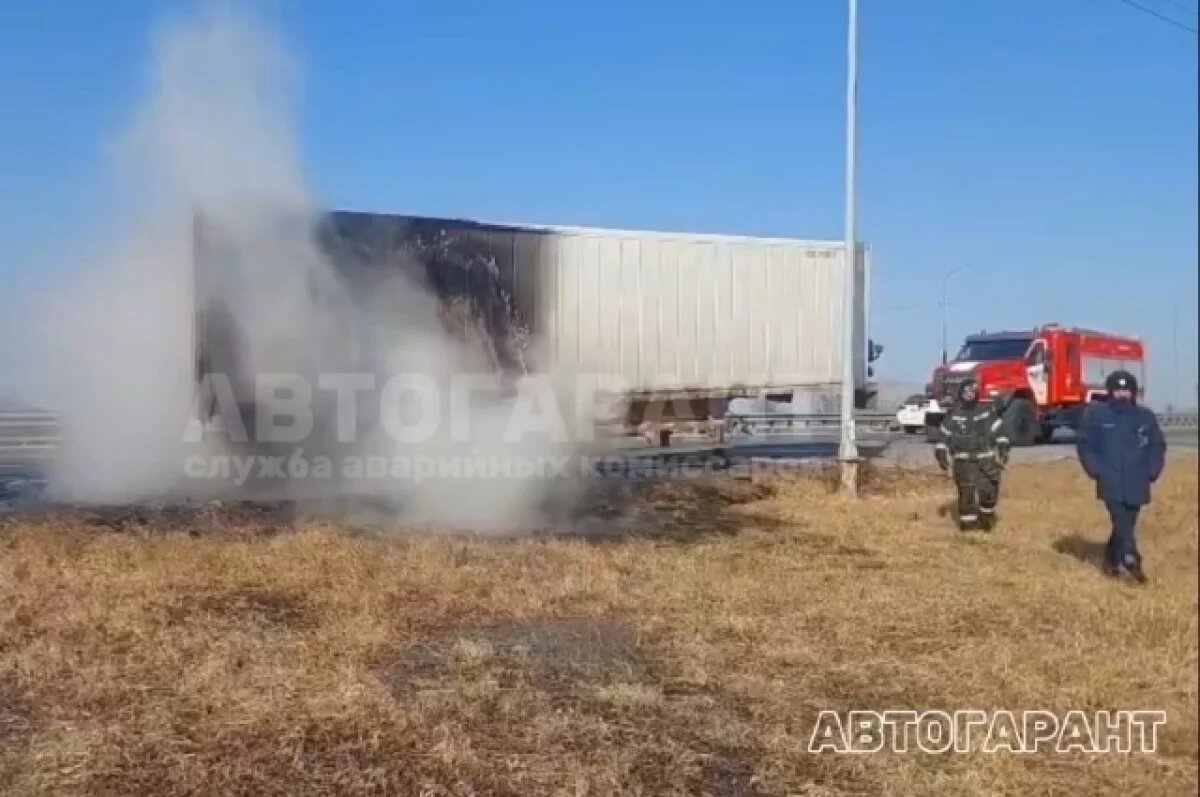    На Де-Фризе загорелся полуприцеп китайского грузовика с шинами