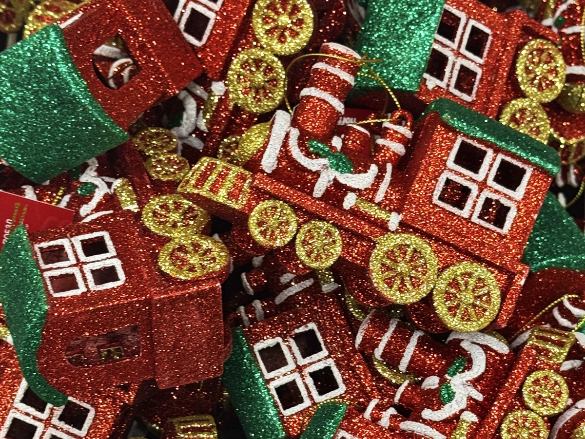 Если нравится путешествовать поездом, то вот такой паровозик подойдёт. Фото автора.