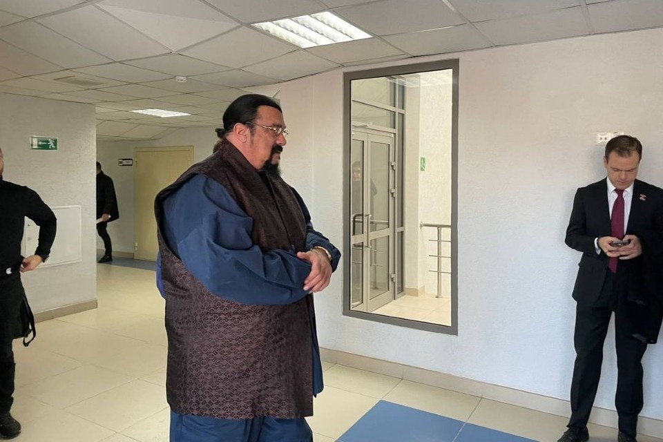    Голливудской звезде подарили клюшку от хоккейной команды, играющей на местном турнире Дарья СИДОРЕНКО