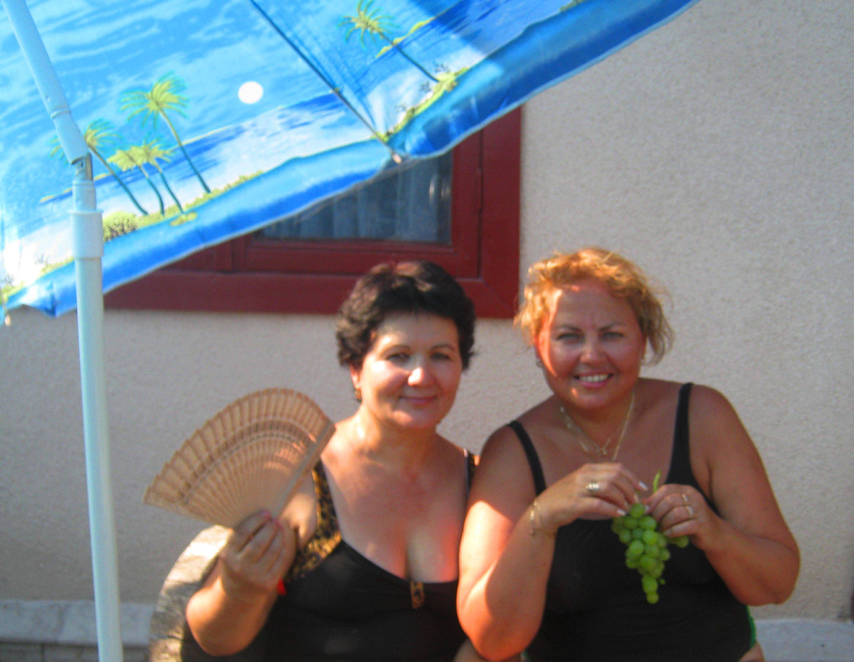 Я, слева, с приятельницей, у бассейна, в далеком уже 2010 году