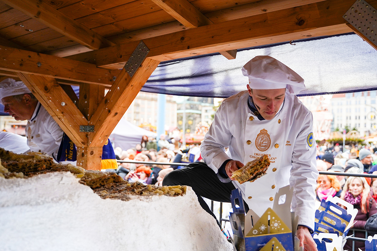 Lena Romanova / Shutterstock / FOTODOM📷Пекари вручную раскатывают и формуют тесто для штоллена, постепенно добавляя в него разнообразные ингредиенты
