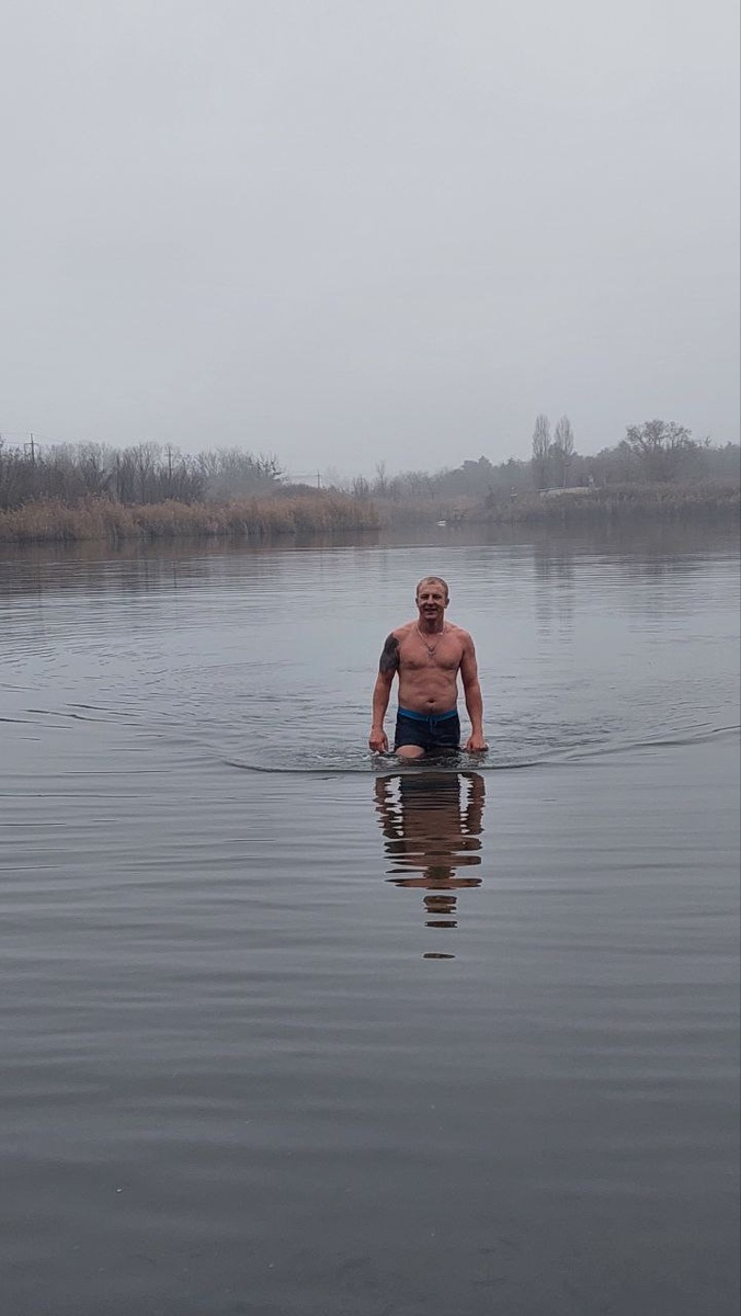 Александр Божьев начинает утро с купания в озере