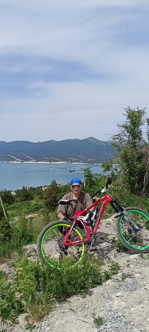 Алексей Синяков со своим двухколесным другом.