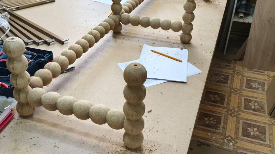 Доступный дизайн своими руками: авторская тумба с огненной историей.