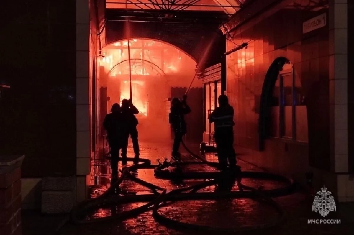    В Санкт-Петербурге потушили пожар на рынке, начавшийся накануне