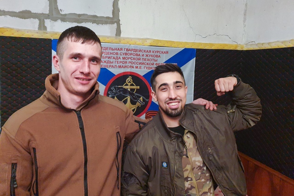    Тринадцатый (слева) и Скупой - боевое братство. Декабрь 2025 года, ДНР. Фотография сделана совсем незадолго до гибели Тринадцатого. / Андрей Полынский