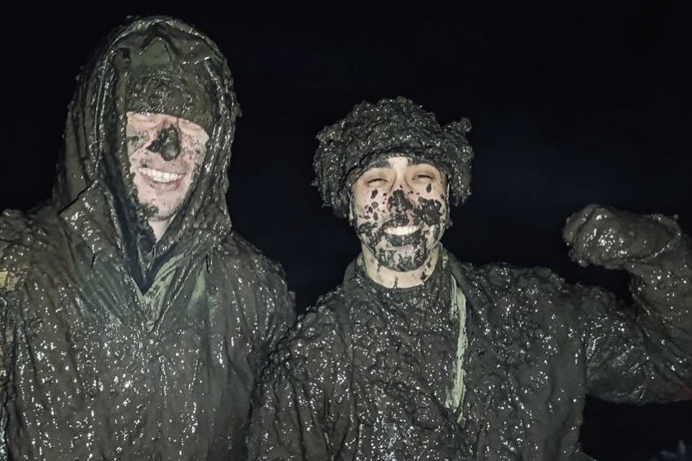    Март 2025 года, Курская область: чтобы подобраться к позициямпротивника внезапно, нашим морпехам пришлось форсировать болото. / Фото: Андрей Полынский