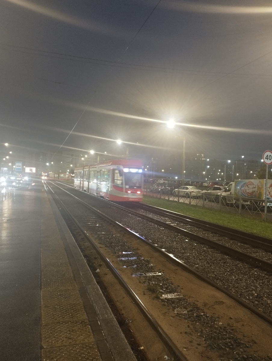 Город просыпается в утренней ночи. Люди живут, а природа укрылась зимней ночью как одеялком