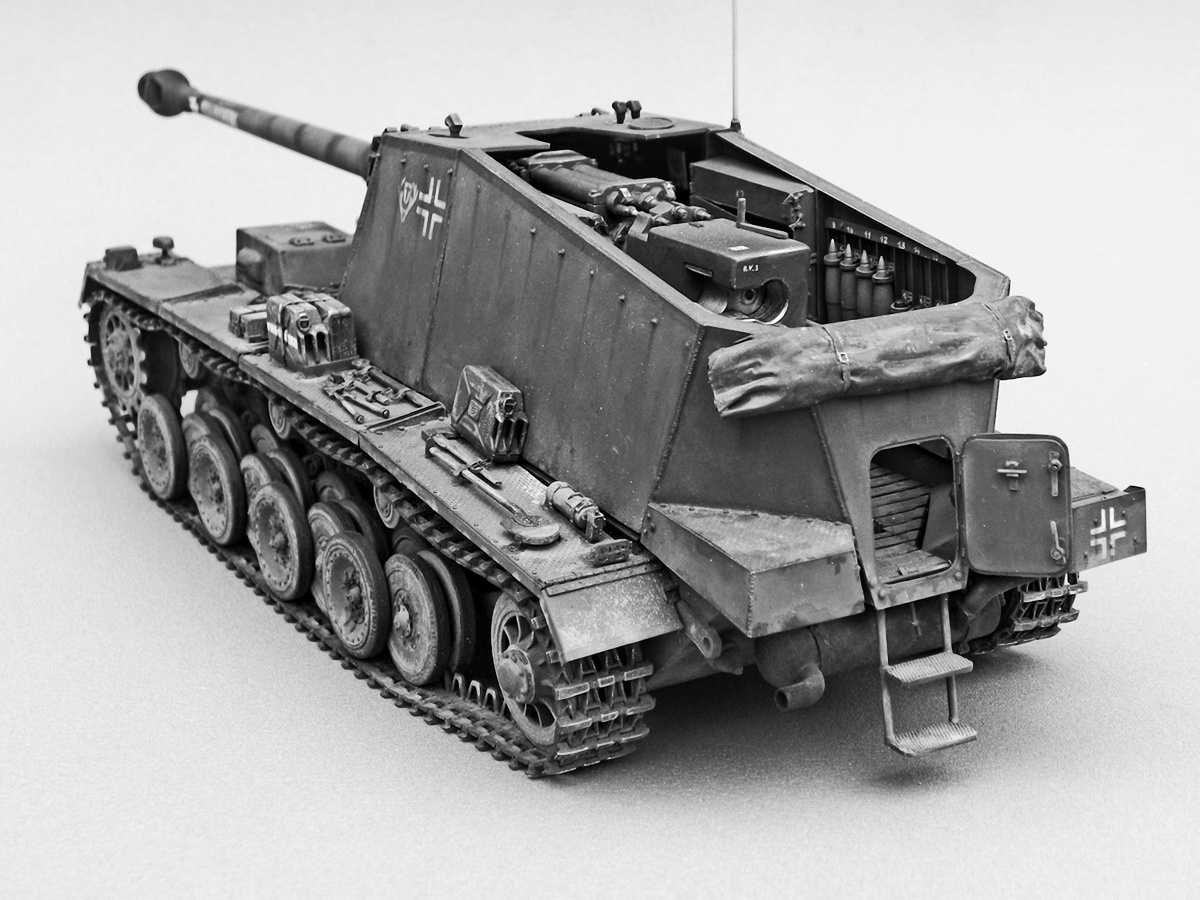 удачное фото очень подробной модели «Упрямого Эмиля» с кормовых ракурсов. Деталировка САУ просто отличная! Хорошо виден и шанцевый инструмент с запасными канистрами на крыльях, свёрнутый на корме рубки «по-походному» тент, и люк – дверь с трапом в корме боевого отделения, и частично интерьер орудийной рубки, и даже элементы подвески! 