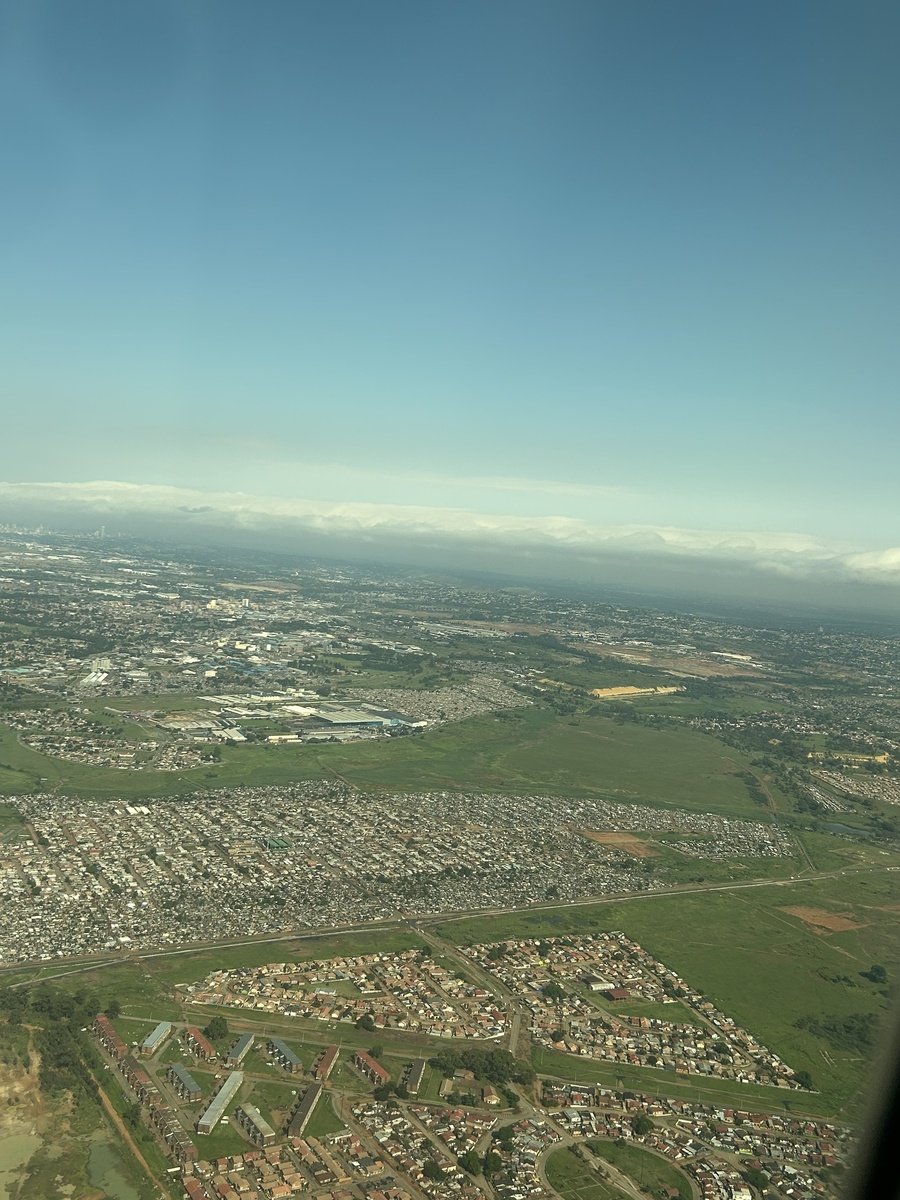 Йоханнесбург из самолета. Видны тауншипы, самые опасные районы города, куда белым лучше не соваться.