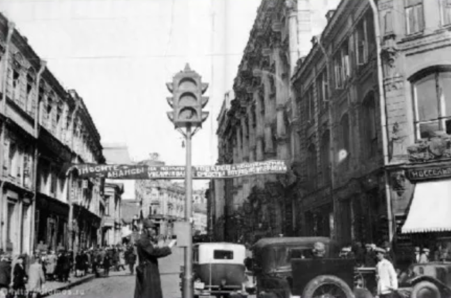 Светофор на углу Петровки и Кузнецкого моста