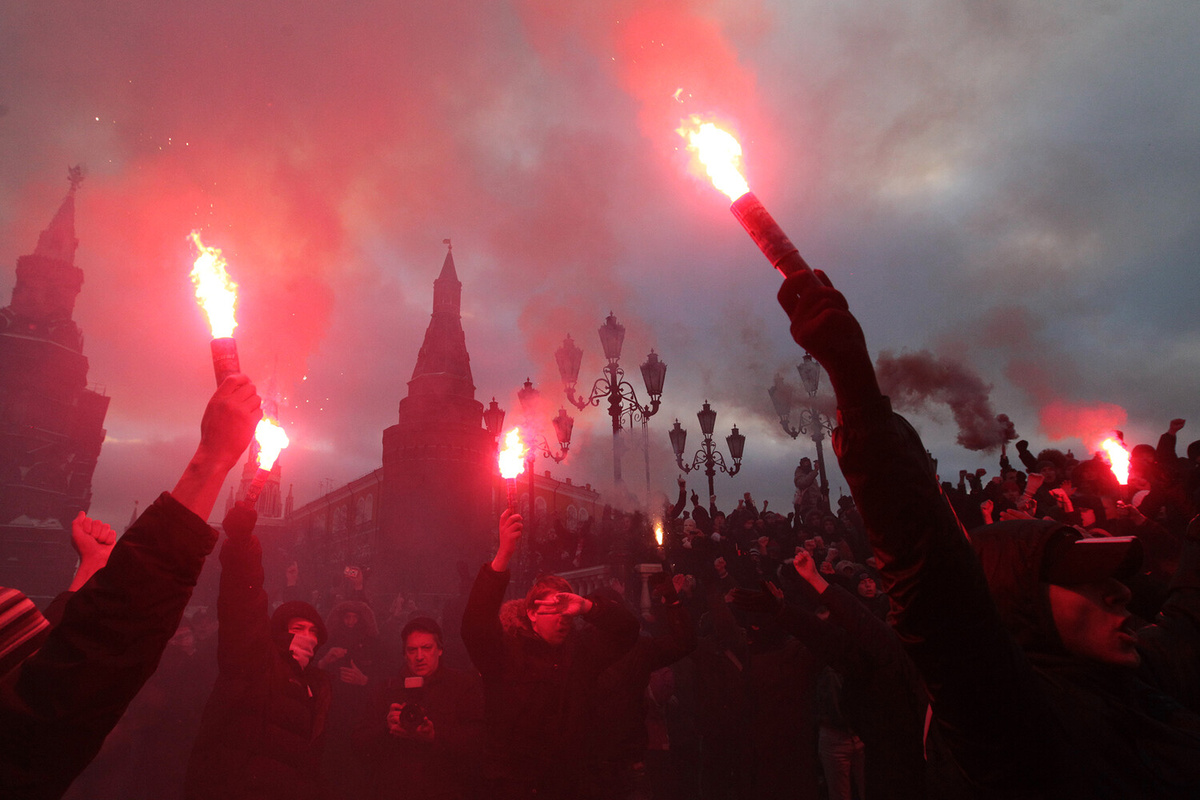Участники акции в память об убитом фанате «Спартака» Егоре Свиридове на Манежной площади, 11 декабря 2010 года    📷