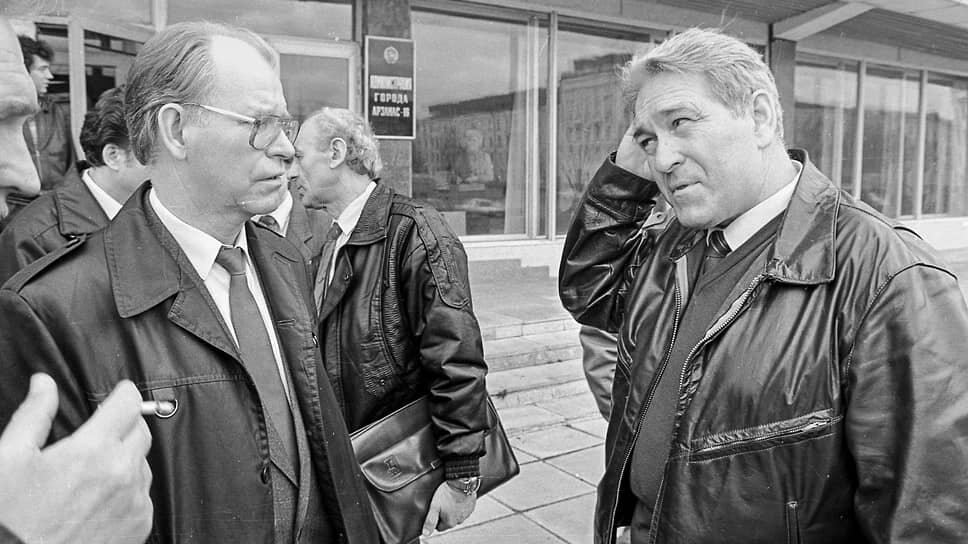 Апрель 1993 года. Руководители ядерного центра ВНИИЭФ у здания городской администрации закрытого города Арзамас-16, слева направо: научный руководитель Радий Илькаев, главный инженер Юрий Туманов и директор ВНИИЭФ Владимир Белугин.📷Фото: Роман Яровицын / Коммерсантъ