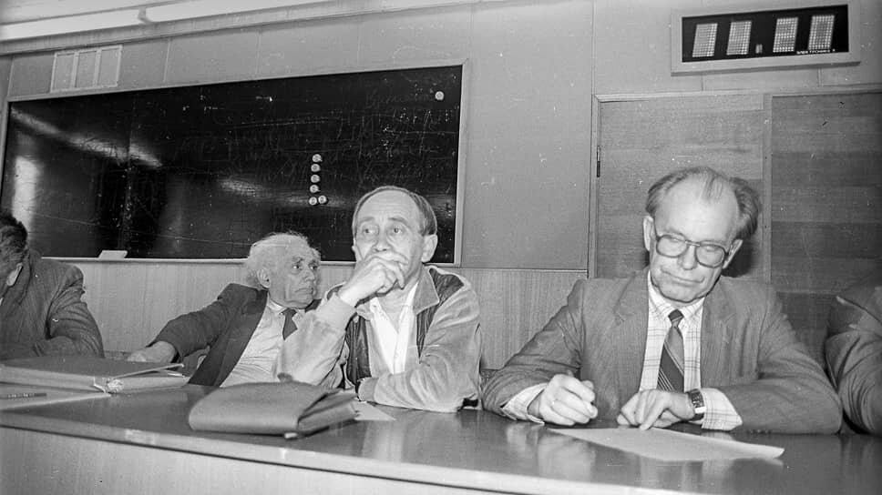 Июнь 1993 года. Круглый стол по проблемам развития Федерального ядерного центра в условиях конверсии состоялся в редакции местной газеты. Справа научный руководитель ВНИИЭФ Радий Илькаев, слева один из создателей советского термоядерного оружия Виктор Адамский.📷Фото: Роман Яровицын / Коммерсантъ
