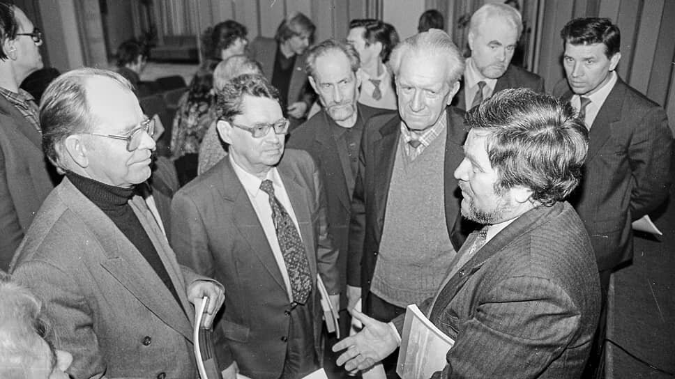Октябрь 1993 года. Встреча испытателей и теоретиков ВНИИЭФ с писателем Петром Боярским, представившим книгу об архипелаге «Новая Земля», на котором расположен ядерный полигон. На снимке слева направо: научный руководитель ВНИИЭФ Радий Илькаев и академик Юрий Трутнев. Справа на переднем плане писатель и физик Петр Боярский.📷Фото: Роман Яровицын / Коммерсантъ