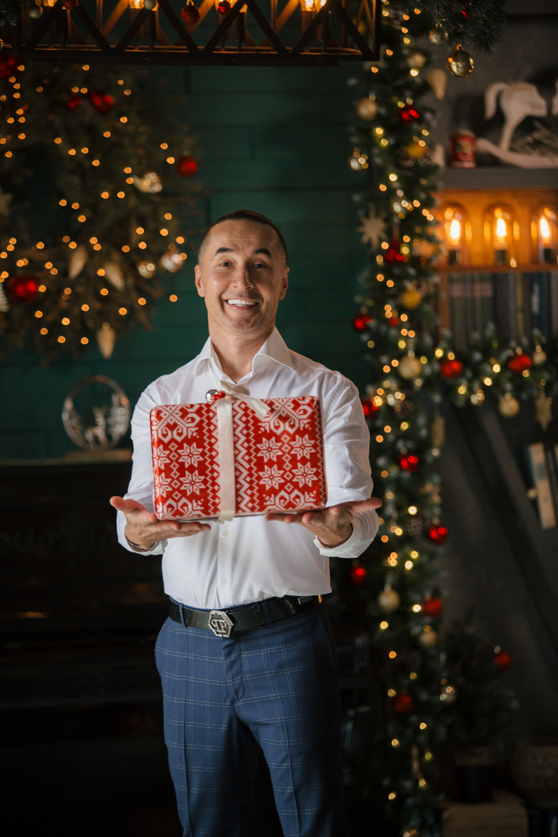 34 года бизнес-практики
Президент API (Ассоциации профессиональных интернет -предпринимателей
Действующий предприниматель
Бизнес-стратег
Эксперт в области наставничества
Помог 452 предпринимателю стать миллионером
Лектор Российского общества «Знание»
Общественный деятель и просветитель в области бизнес-образования
Основатель обучающего сообщества SunTeam International с 1998 года.
лицензии  на осуществление образовательной деятельности  Nº 16-10/5576 