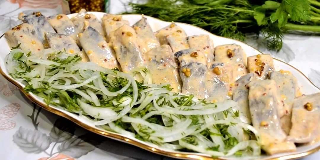 Закусочная селёдка. Та, что вкуснее чёрной икры (хорошо, что не помню вкус её). Весь соус вымакивается.