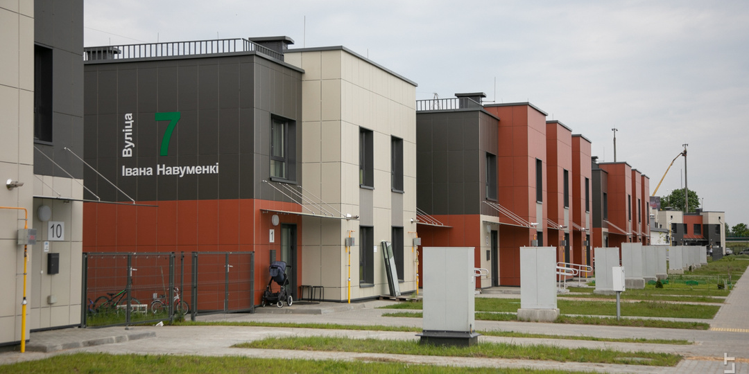 Плюс 7 домов. Как продвигается строительство панельных таунхаусов на Долгиновском тракте