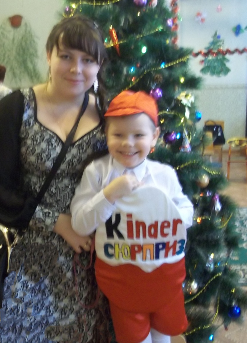 Это было 11 лет назад. Фотография только одна. Зато видео есть. Костюм мне казался очень красивым. Сейчас, я конечно, понимаю, что он не идеален. Со временем я научилась лучше и ровнее шить зигзагом. Кстати, платье из парчовой ткани я тоже сама шила. Фотография его совсем не передаёт.