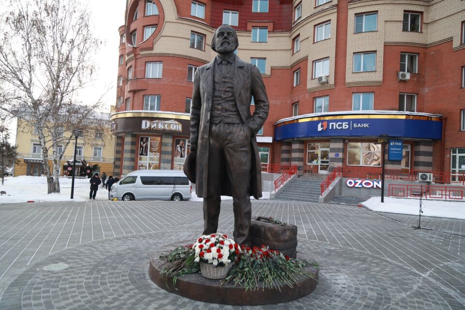    Открытие памятника Достоевскому в Барнауле. Источник: Олег Укладов