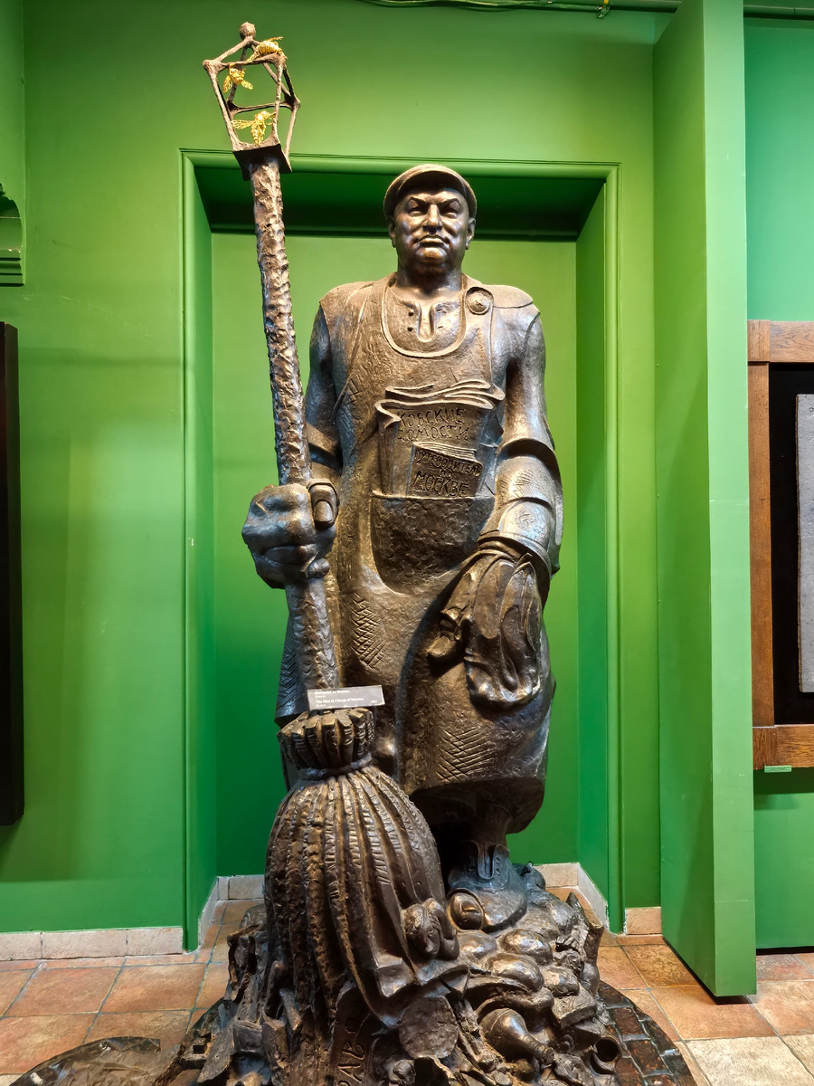 Юрий Михайлович Лужкова в образе дворника