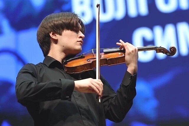    Как выступил на главной сцене Волгограда московский скрипач Михаил Усов?