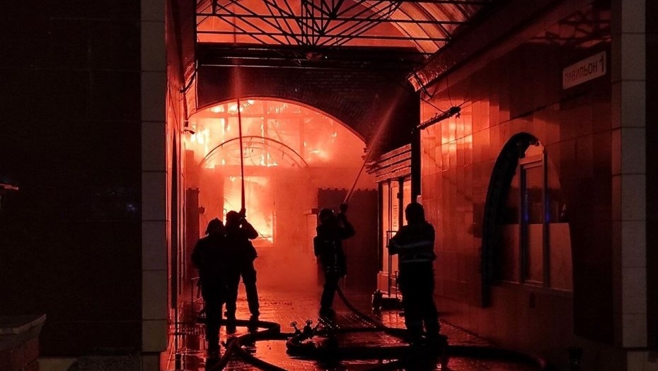 Пожар на Правобережном рынке в Петербурге полностью ликвидирован