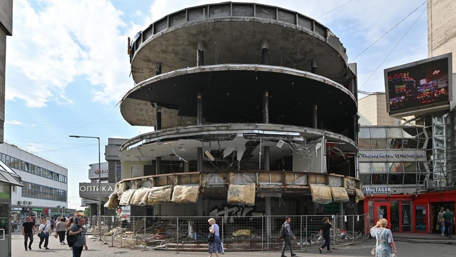 Частично снесённый ТЦ у метро "Приморская" сохранят до суда в феврале