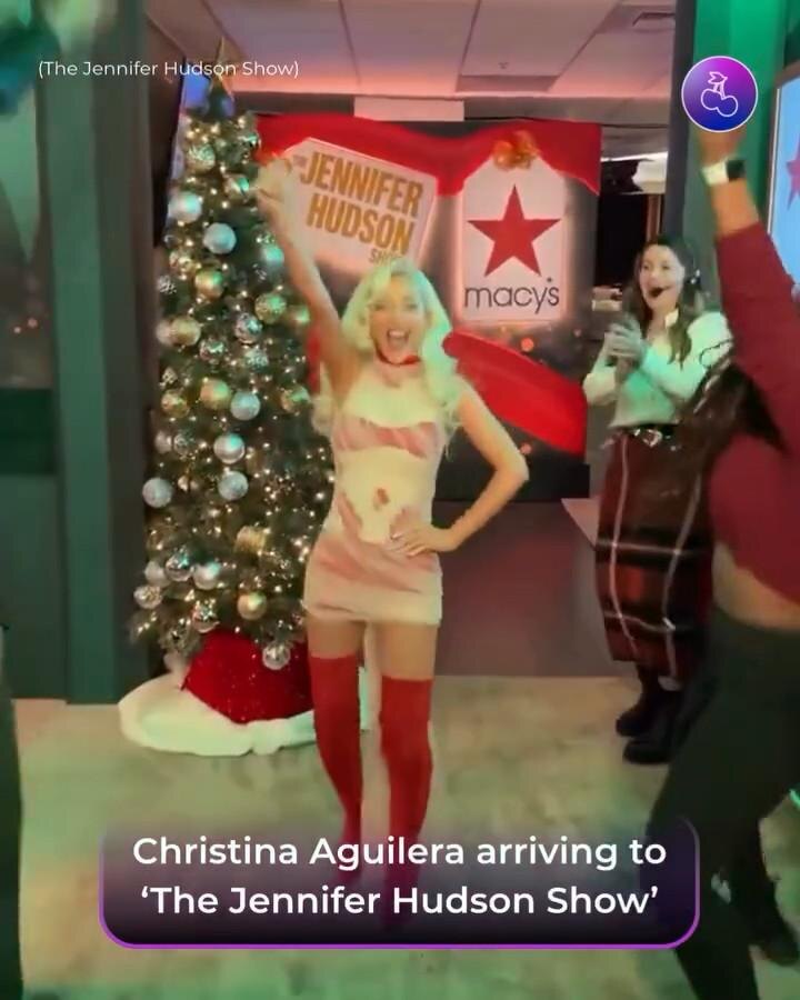    Источник: Социальные сети | Кристина Агилера танцует перед тем, как войти в студию