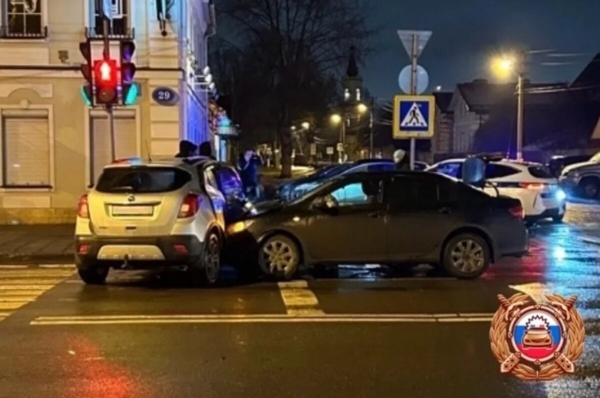    В Твери на перекрестке столкнулись два автомобиля, пострадали три человека